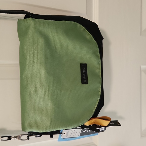 Sherpani Handbags - Sherpani milli Jaden cross body NWT